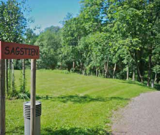 Det er få minutters gange til bussholdeplass og togstasjon, kun 20 min med bil til Oslo sentrum og 28 min med tog til Gardermoen.