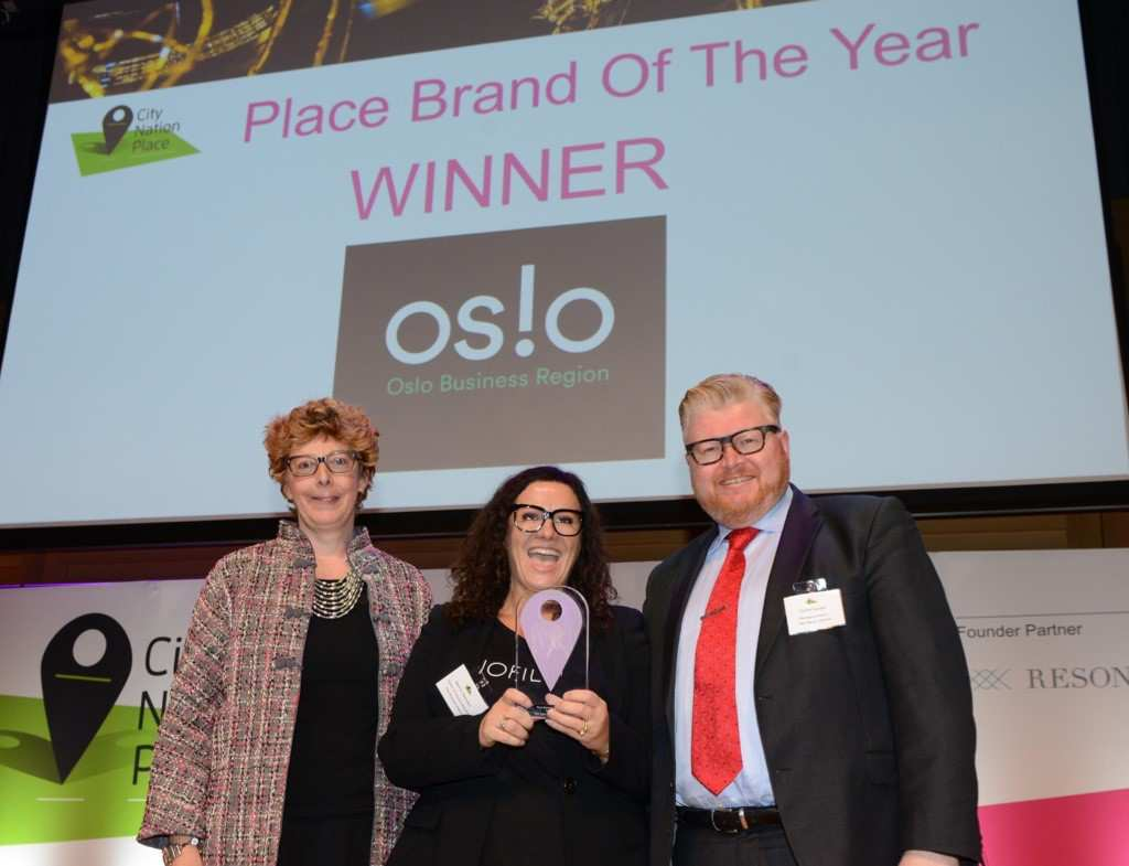 Marit Høvik Hartmann, Osl Business Regin g Øyving Såtvedt, Oslreginen mttak pris på vegne av Osl Brand Alliance på City Natin Place knferansen i Lndn i nvember 2015.