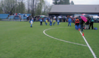 Fotball i silregn banen fungerer like godt som i tørt vær taksklasse 3. For levering og installasjon av selve kunstgressdekket, setter bygningsloven ikke krav til godkjenning av leverandøren. 11.