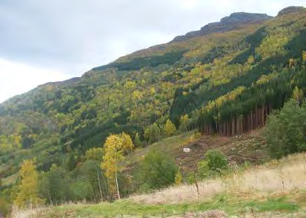 Hovden (1062 m.o.h.), er til venstre i bilde. Nordvest for tunet på den nedlagde garden Markastå ligg det nokre steinblokkar som kan vere frå steinsprang.