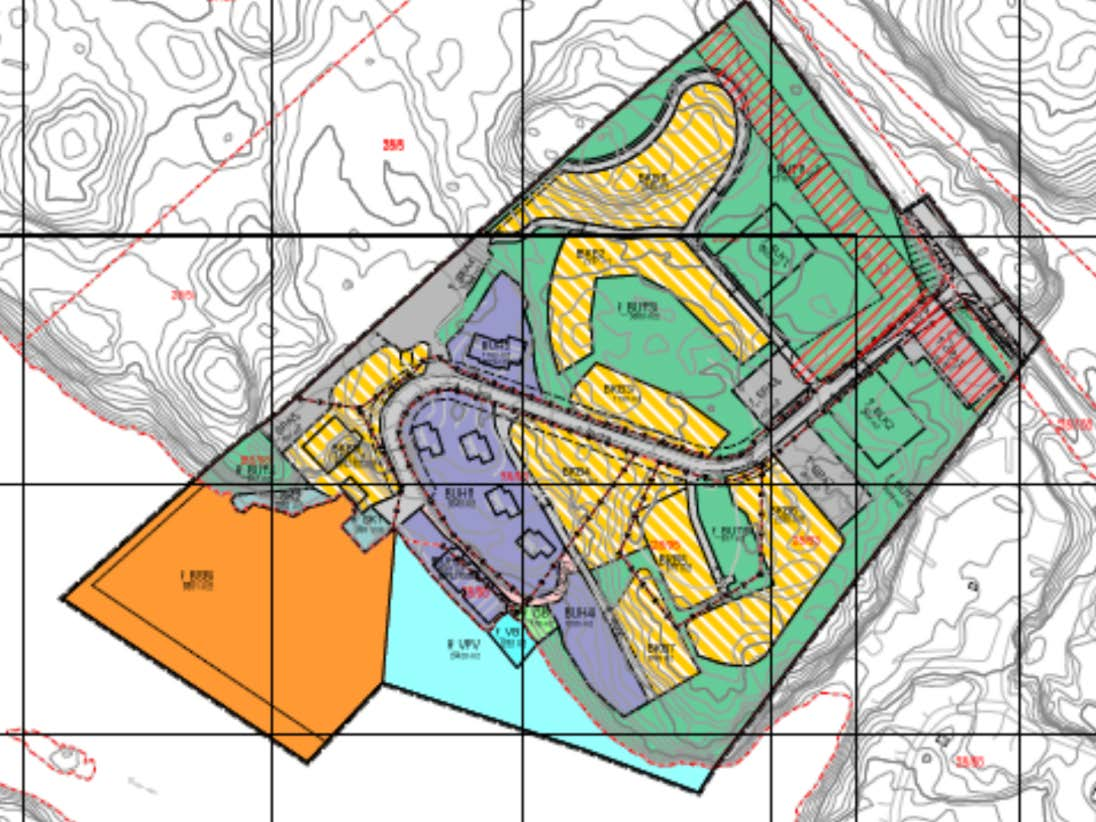 Saksprosess Det vart halde oppstartsmøte med kommunen 01.04.2014. Varsel om oppstart av planarbeid vart sendt ut 07.05.14 med frist for innspel til planarbeidet 01.06.2014. Framlegg til ny detaljregulering for Kvalheimsneset serviceområde har vore handsama fleire gongar i kommunen: 03.