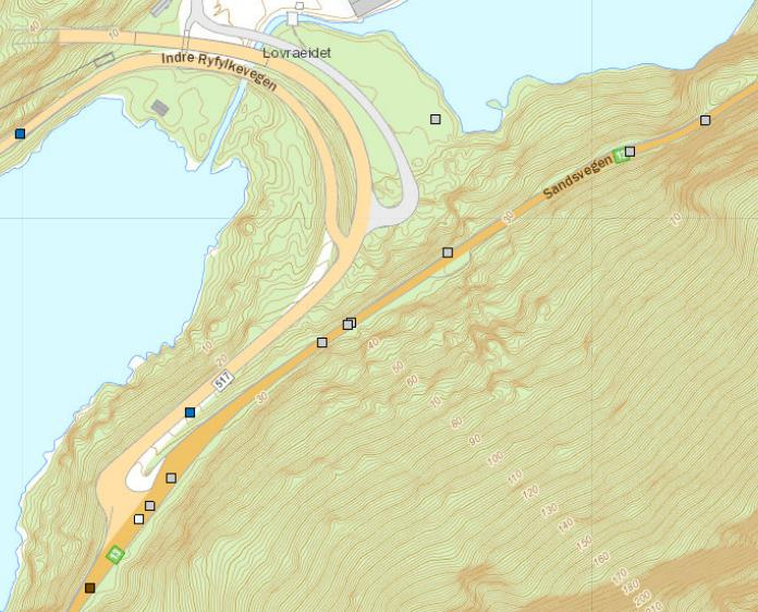 Figur 1: Oversiktskart som viser registrerte skredhendelser i området. Omtrentlig plassering av kollektivknutepunkt med parkeringsplasser er vist med svart trekant.