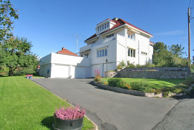 Bygdøy: Halvpart av tomannsbolig med garasje og stor terrasse. Høy standard. Inkl: hvitevarer og møbler. Adresse Jacob Fayes Vei 8 - H0201, 0287 OSLO Møblering Etasje 2 Etasje Leie pr mnd Kr.