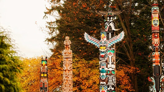 De berømte totempælene i Stanley Park Dag 14 Vancouver I dag er det tid for å levere inn bobilen som har vært hjemmet deres de siste 12 dagene.