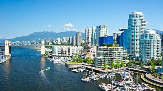Dag 1 Norge - Vancouver Dere flyr fra Norge til Vancouver, en lang flytur til den andre siden av jorda. Vancouver, som ligger på vestkysten av Canada, ligger høyt på lista over verdens vakreste byer.