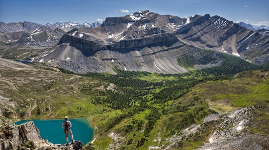 Fjelltur i Banff nasjonalpark med utsikt over Skoki Lake Dag 7 Banff - Jas per (289 km ) Etter to dager i Banff kjører dere videre gjennom to flotte nasjonalparker, Banff og Jasper National Park.