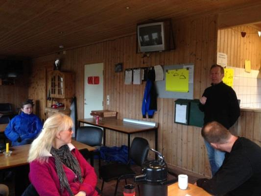 April: Kurs med Jørn Morten Kvikstad om skoing trekker fullt hus. Seiersmaskinen Pave Odin vinner på Bjerke.