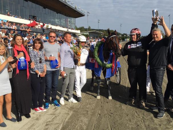 September: Ejo Tina tar en velfortjent seier på Bjerke. Valla d Estino vinner sin Derby-kval.