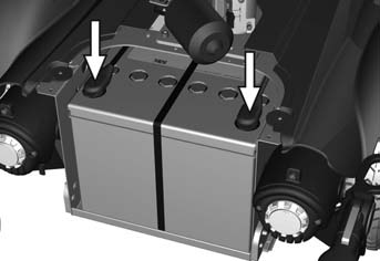 Se bilde.122 Demonter batteritilkoplingene. Se bilde. 124. Se også klistremerke på innsiden av det fremre chassisdekselet. 9.