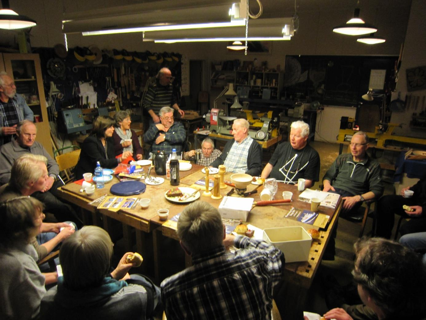 Tregruppa i Enebakk Husflidslag har sin ukentlige møtekveld.