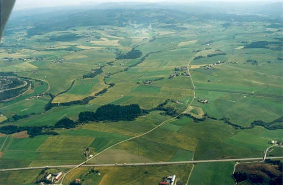 Hotran Topografi og jordsmonn Nedbørfeltet strekker seg fra ca. 10-282 m o.h. Feltet domineres av høye åser langs store deler av feltgrensen og relativt flate jordbruksarealer.