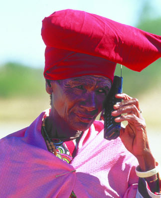 2003 2004 St.meld. nr. 35 69 Figur 3.6 Kvinne med mobiltelefon.
