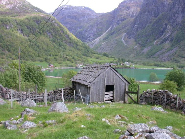 å holde dyrene innenfor lovlig beiteområde.