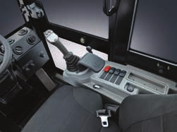4 3 403 leveres med et nytt, ergonomisk utformet kontrollsystem for styrespaken, med valgfrie AUXkontroller for styrespaken (spakstandard), som gir