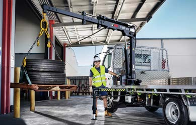 Når den er kjørt inn i parkert posisjon får HIAB T-009 enkelt plass under de fleste pickup-skap. HIAB T-013 Kapasitet 1,2 tm Nå trenger du ikke lenger vente på gaffeltrucken.