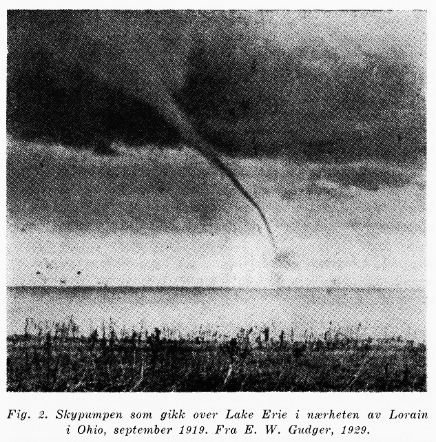 viser et fotografi av en skypumpe som ble observert over Lake Erie i september 1919. Alle skypumpene er ikke like kraftige, og etter styrken river de med seg fisk inntil en viss størrelse.