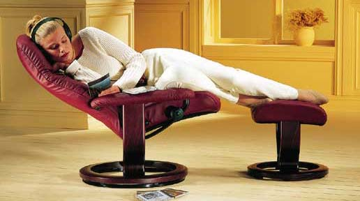 Alle Stressless hvilestoler og sofaer har det unike Plus - systemet som gir automatisk regulering av nakke- og korsryggstøtten. I 1996 feiret Stressless 25-års jubileum.
