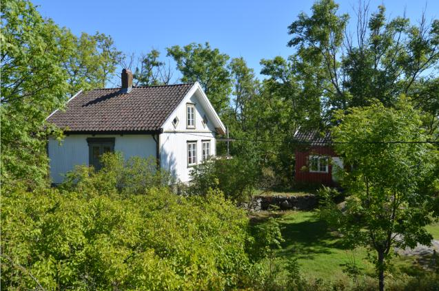 Øitangen gård, Jomfruland Samlet sett blir antall bygninger i naturvernområder redusert i forhold til situasjonen før nasjonalparken, da 14 hytteeiendommer som tidligere har ligget i Stråholmen