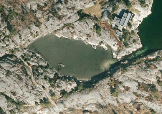 Flere steder i nasjonalparkområdet, blant annet på Stangneset og på Stråholmen er det brakkvannsdammer.