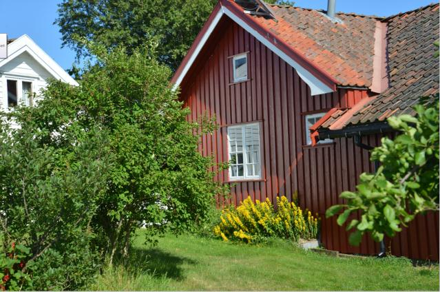 Losstasjonen ble lagt ned i Øitangen gård, Jomfruland Det er usikkert når det kom bosetting på Stråholmen, men det var antagelig noe etter 1634 da tallet da seilskutehandelen med utlandet var i gang