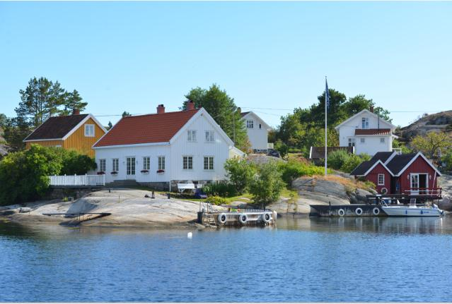 også høstet nøtter fra hasselhagene som ble solgt. Landbruksdriften ble intensivert på begge øyene fra ca. 1800 og beite- slåttebruken var trolig på sitt mest intensive rundt 1900.