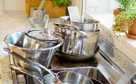 Rustfritt stål eller kunststoff? Stål er suverent med tanke på enkel rengjøring, hygiene og holdbarhet. Kunststoffvasker er spesielt motstandsdyktige mot slag og riper og gir kjøkkenet særpreg.