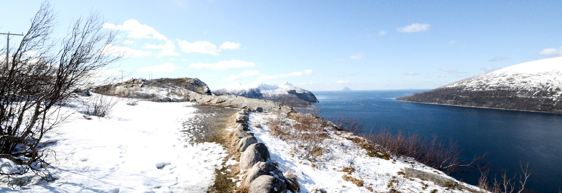 Utkikkspunktet på Sjonfjellet er ett av de få stedene på den aktuelle strekningen av Nasjonale turistveger hvor man kommer seg godt opp fra havnivå og samtidig har vidstrakt utsyn mot fjord, hav og