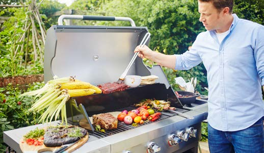 Matlaging ute i solen er en av livets store gleder, og noe Jamie virkelig brenner for. Sammen med de beste grillfabrikkene, har han kommet opp med en rekke fantastiske griller.