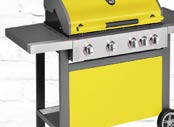 4-brenner gassgrill med sidebrenner Emaljert Støpejernsrister og varmehylle Dobbelt isolert lokk Tralle, med brett i bunnen for oppbevaring Pulverlakkert frontpanel i stål Lettlest Jamie Oliver