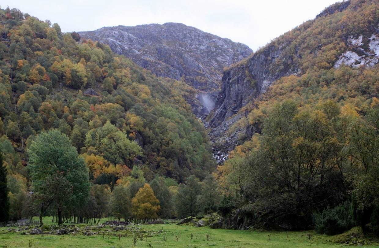 INNLEDNING Norge er kjent for sin karakteristiske topografi med bl.a. høye fjell og dype daler. De Norske fjellene har blitt til gjennom løfting (den tertiære landhevingen) av et tidligere peneplan.