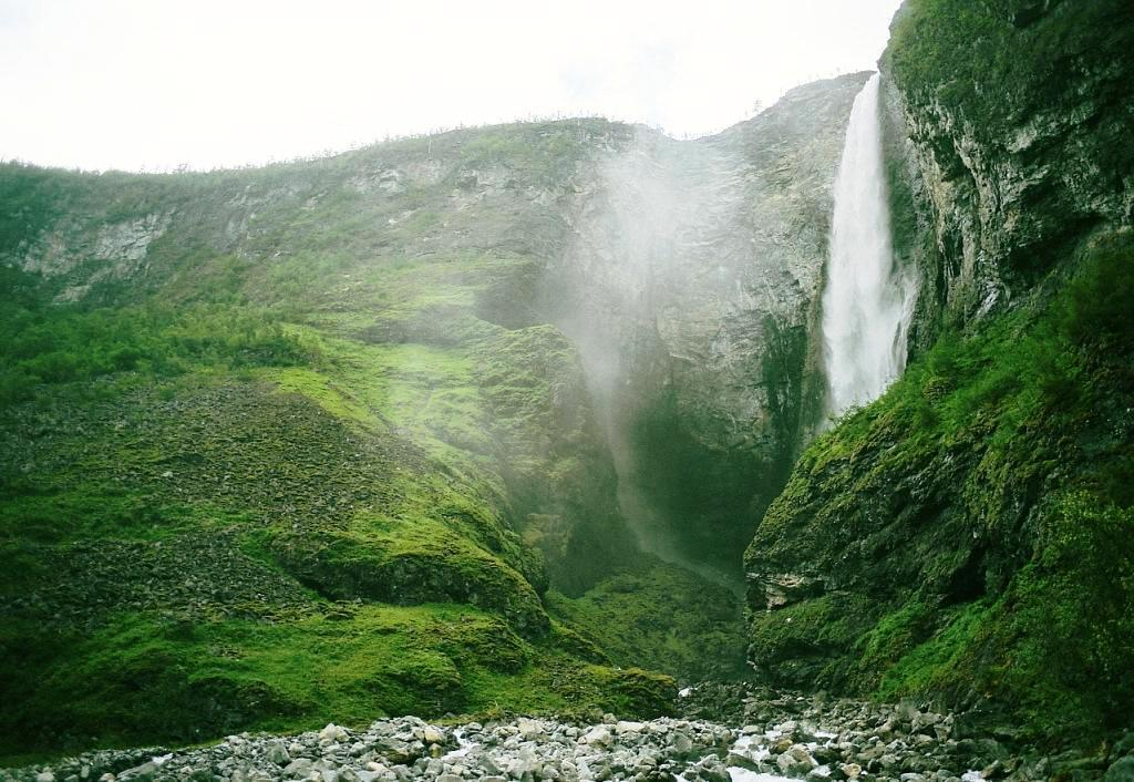 Figur 25. Vettisfossen i Utladalen landskapsvernområde. Mosaikk av fosseberg og fosse-eng. Foto: Arild Lindgaard. JURIDISKE OG ØKONOMISKE VIRKEMIDLER NATURMANGFOLDLOVEN Bærekraftig bruk (NML Kap.