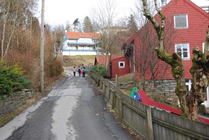 gå i veibanen forbi Fantoft Gård Barnehage