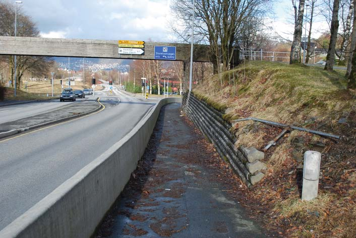 Bilde 8 2,0m Fortau fra nordgående busstopp langs østsiden