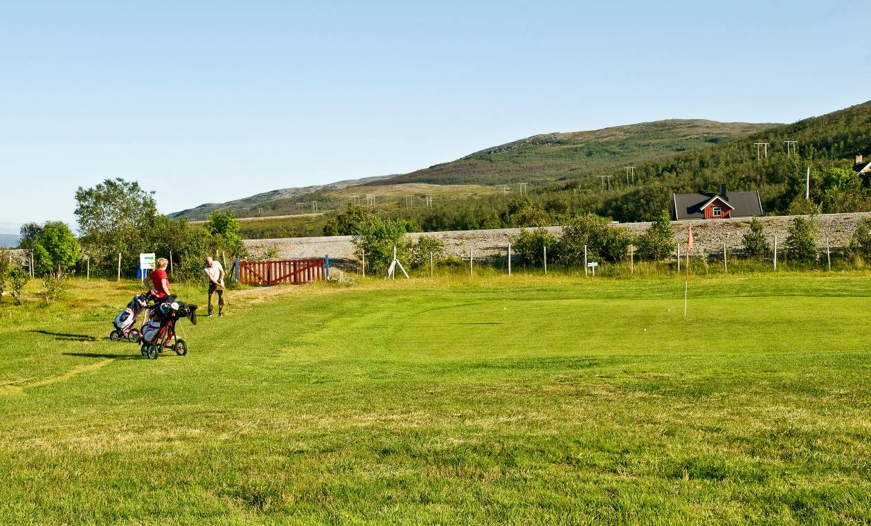 Ved Repparfjordelva er det relativt frodig. Figur 85: Repparfjord golfbane på Olderneset.