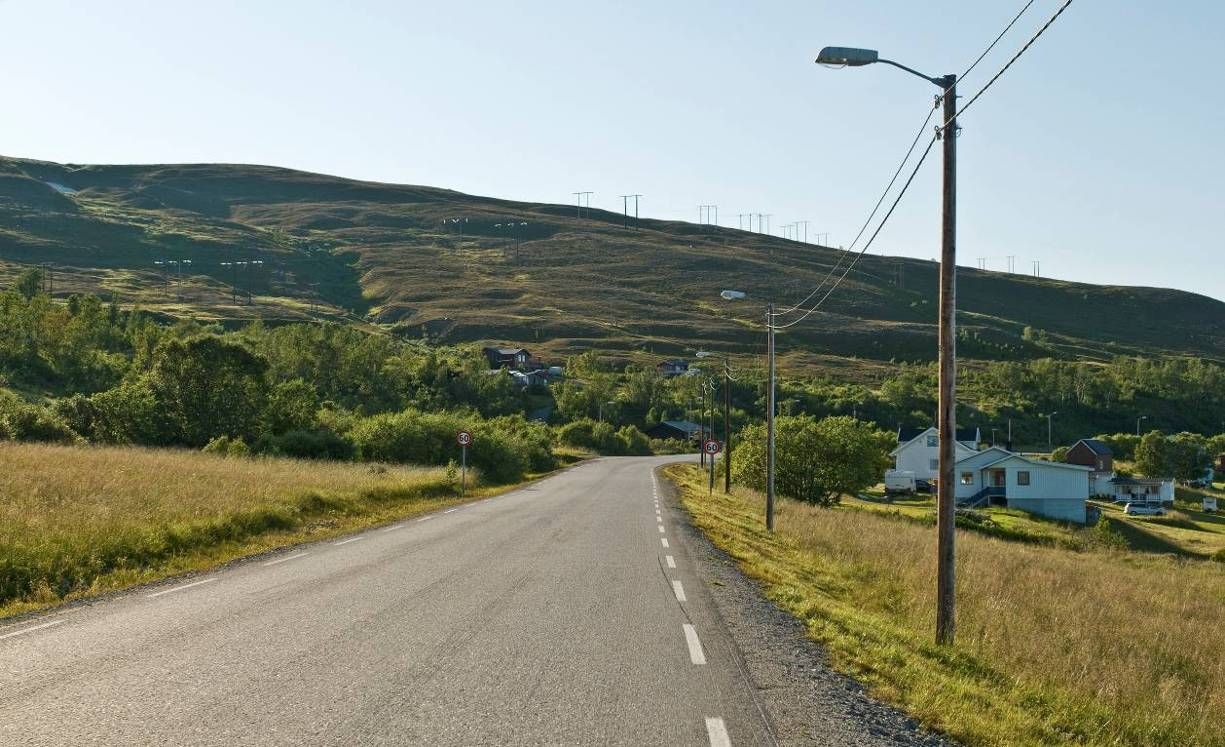 420 kv Balsfjord Hammerfest Figur 86: Gárgu - Slettelv. Ledningene danner en kraftig silhuett i det treløse, åpne landskapet.