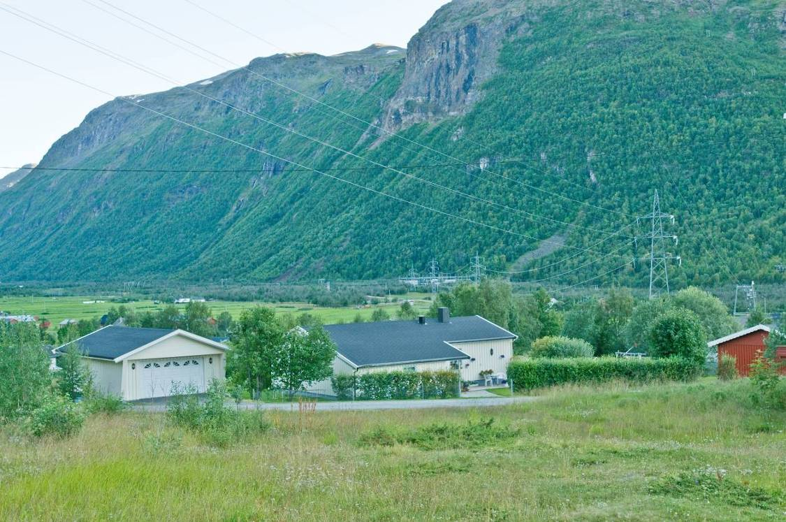 Foto: Einar Berg Figur 49: Ny 132 kv-forbindelse mellom eksisterende og ny transformatorstasjon vil gå i fjellfoten i