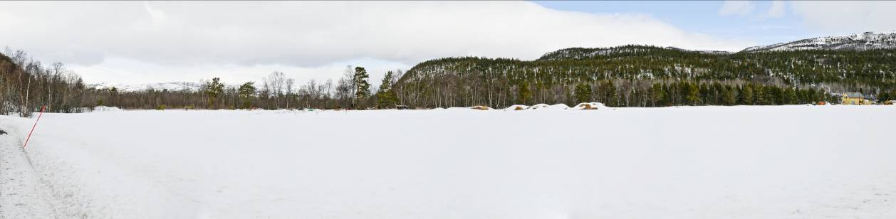 420 kv Balsfjord Hammerfest Figur 73: Stengelse. I alternativ 1.8.1 vil ledningen gå opp lia mot Store Raipas eksponert og temmelig tett på bebyggelsen. I alternativ 1.8 er ledningen trukket noe lengre unna, men fortsatt nokså eksponert.