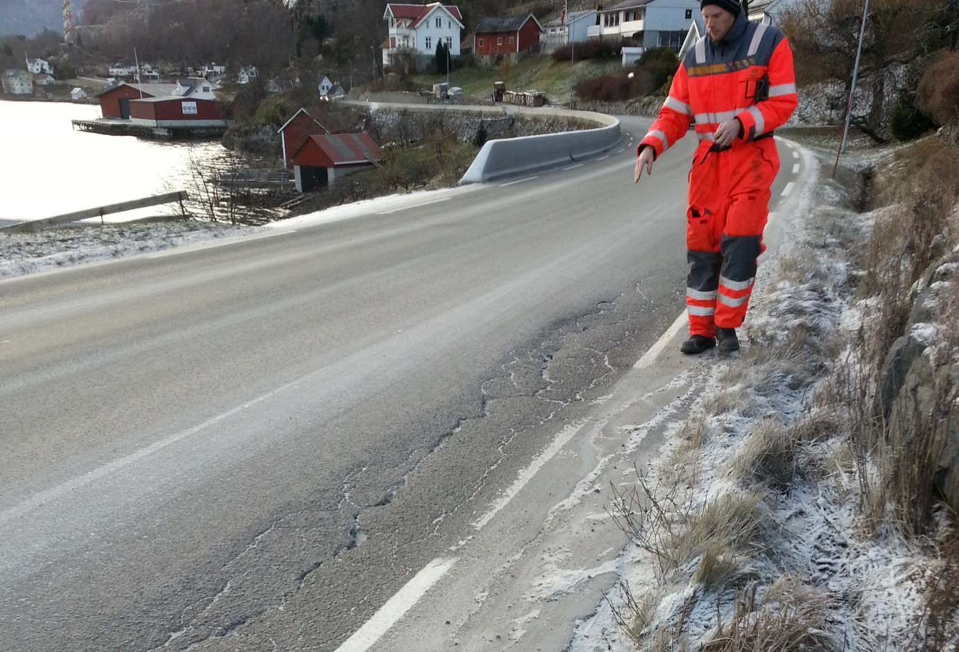 4.5.4.2 Krakelering Det er i eit par små parti utvikla krakelering i dekket. Krakeleringa syner å vere ei vidareutvikling av langsgåande sprekker.