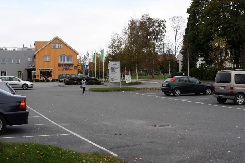 På nordre siden av Vollebekk vis a vis eiendommen er det to større parkeringsplasser for kirkekontoret og butikkområdet på Spydeberg Torg.