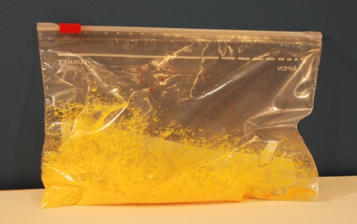 Boblene viser at det blir danna ein gass. Her er ein måte å fange gassen frå ein kjemisk reaksjon: Bland utgangsstoffa i ein plastpose som kan lukkast og bli heilt tett.