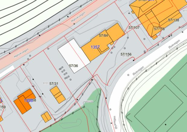 Kartutsnittet viser dagens situasjon. Gatetunet er regulert inn med senterlinje i tomtegrense mellom eiendommene 57/31 og 57/36.