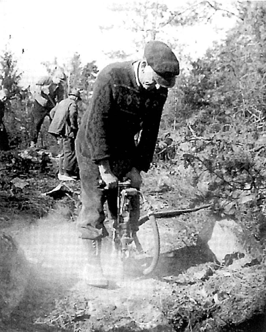 1: Dugnadsarbeid for vannforsyning i Oppegård syd, bilder tatt fra jubileumsboken Oppegård Vel 1908 2008 Bygdas våkne samvittighet.