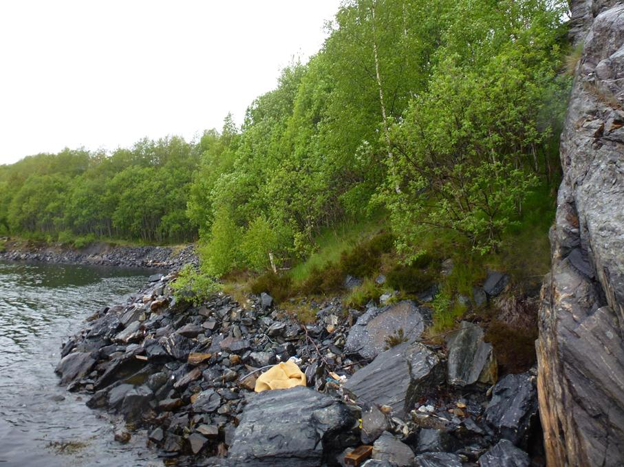 ved sjøkanten i Klampavika.