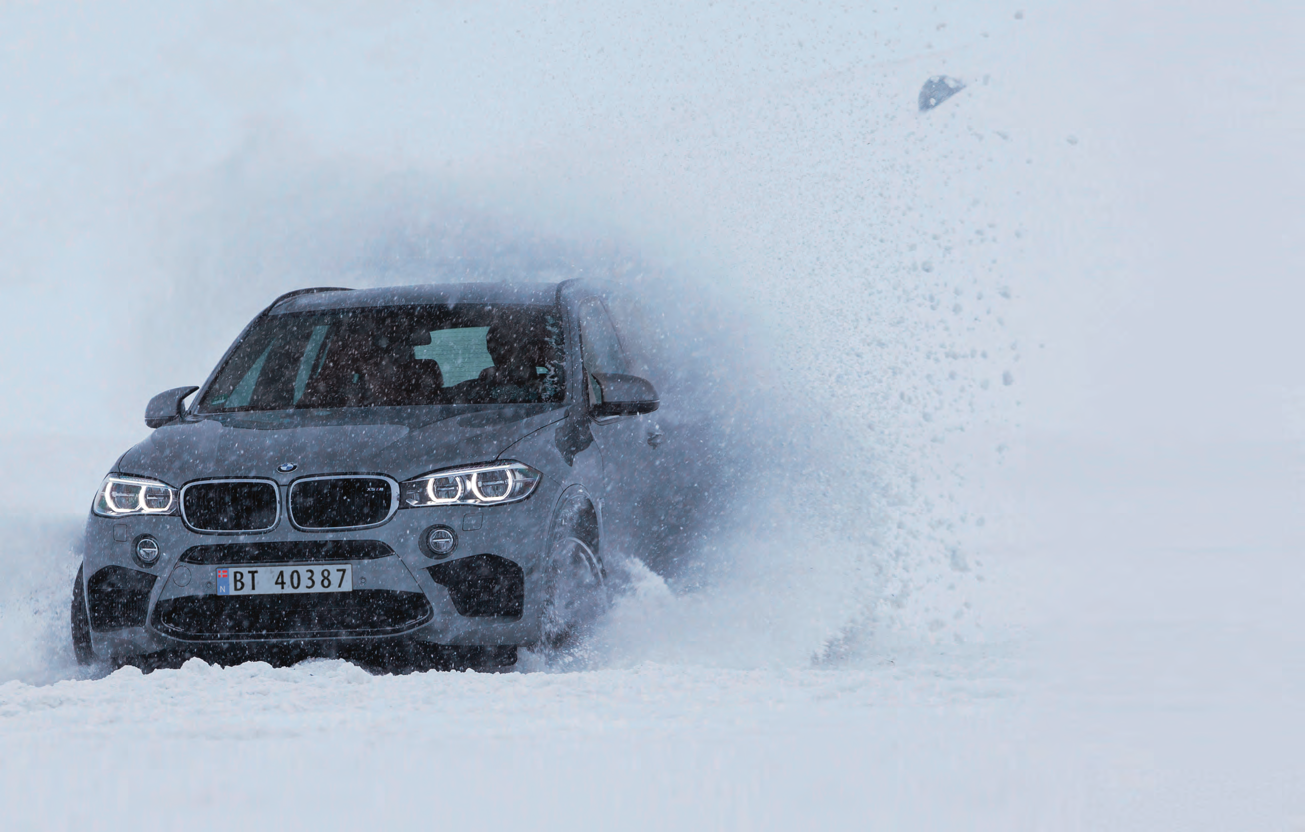 94 95 MADE FOR NORWAY. BRATTE SVINGER, LANGE OPPOVERBAKKER, ISETE UNDERLAG OG PLUTSELIG REGN. DET NORSKE FØRET ER SOM SKAPT FOR BMW xdrive INTELLIGENT FIREHJULSDRIFT. MEN HVA ER EGENTLIG xdrive?