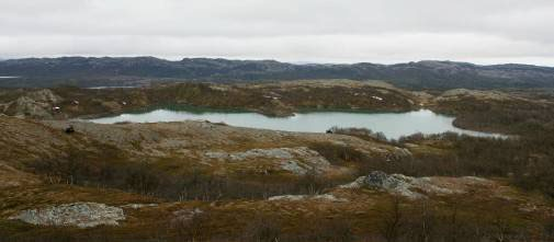 Melkevatn (Mielkejavri) Melkevatn (N69º54 44,5 ; Ø25º09 43,4 ) i Porsangmoen/Halkavarre SØF ligger ca. 269 m over havet ca. 12 km øst for Porsangermoen (Figur 6 og 7).