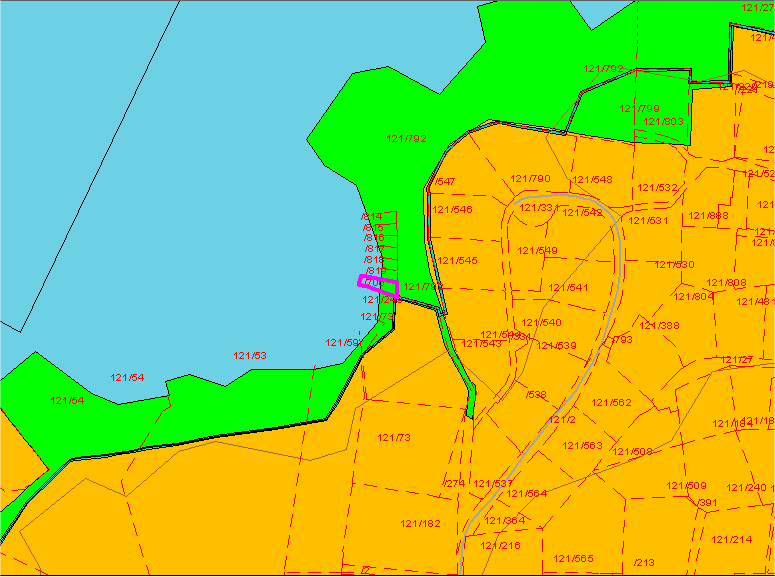 1:2 000 Ønsker at området disponeres til naustrekke i tråd med gjeldende reguleringsplan. I forslag til kystsoneplan (2003) er området merket som regulert område, men ikke som naustområde.
