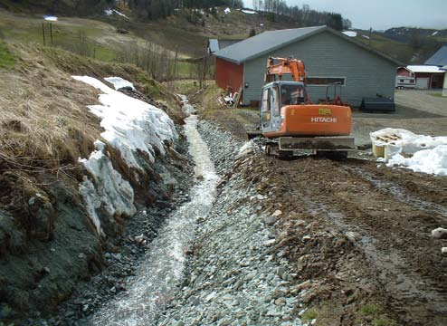 Norges vassdrags- og energidirektorat, Region Nord Tiltaksnummer og -navn: 10068 Bekk ved Elverand ved Sagelvvatnet Kommune/fylke: Balsfjord, Troms Tidsrom: 2006 Entreprenør: NVE Anlegg Region Nord