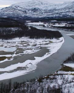 av tidligere inngrep. Beskrivelse: Tiltaket er et av flere tiltak i en helhetlig plan for miljøtiltak i Reisavassdraget. Ved Styggøya har det over lengre tid foregått uttak av elveørmasser.