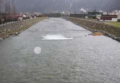 Høyanger Omtale: Tiltaket femner heving og forsterking av flaumvollar på begge sider av elva, kombinert med etablering av fiskesti langs vassflata og diverse miljøtiltak.