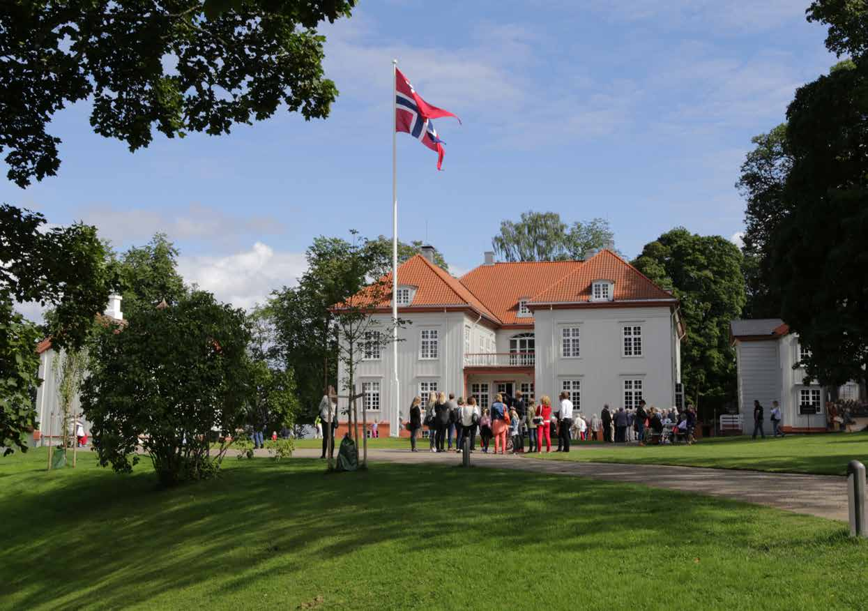 Skoleelever fra hele landet laget i 2014 Ungdommens grunnlov for framtidas Norge. Denne har en framtredende plass i senteret, og alle kan sette sin signatur under de sju viktige verdisetningene.